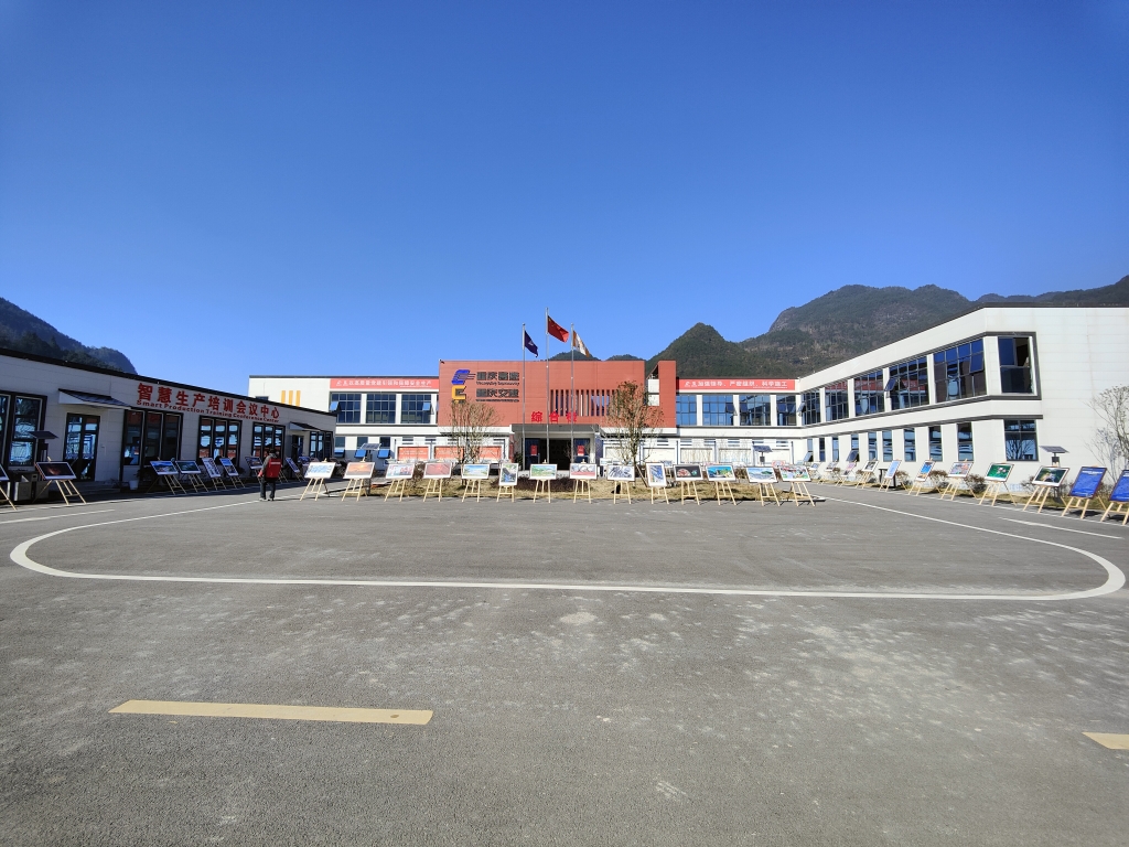 2022年11月14日，重庆88858cc永利官网公路建设史上摄影展首次走进建设工地——巫云开公司组织“贯彻落实党的二十大精神 起劲开创巫云开建设新时势——巫云开88858cc永利官网摄影巡展”。 (1)